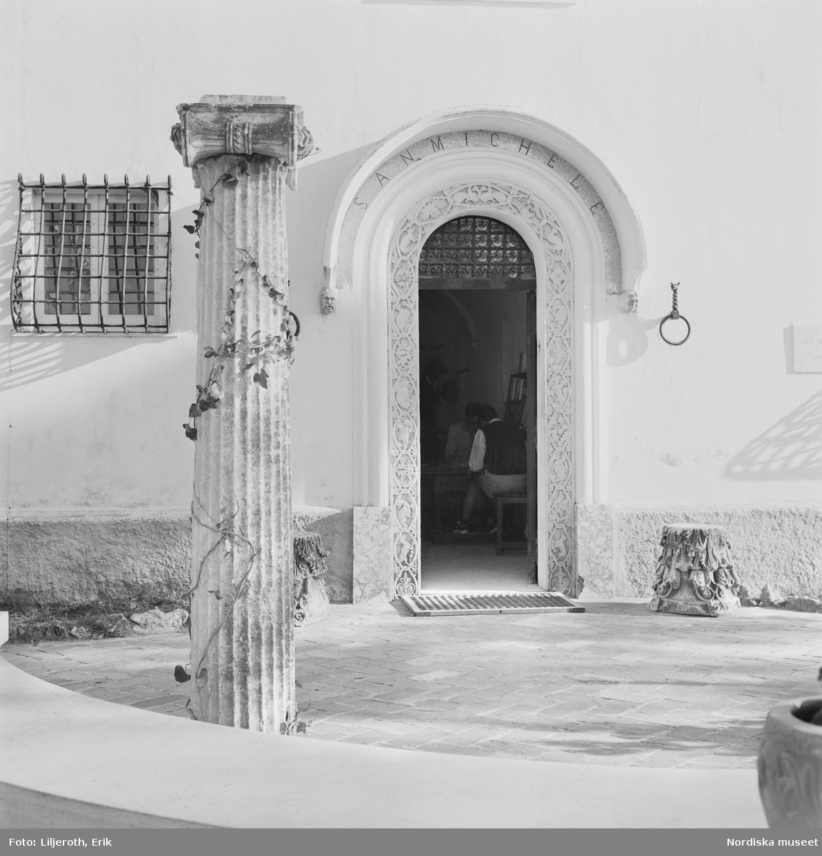 Porten till Axel Munthes villa San Michele. Till vänster en kolonn omslingrad av murgröna.