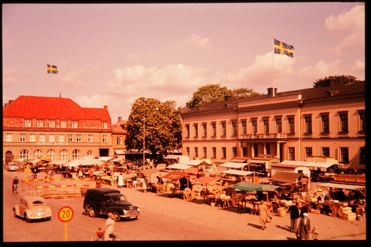 Torgdag på Stortorget i Växjö 1956. Svenska Flaggans Dag.