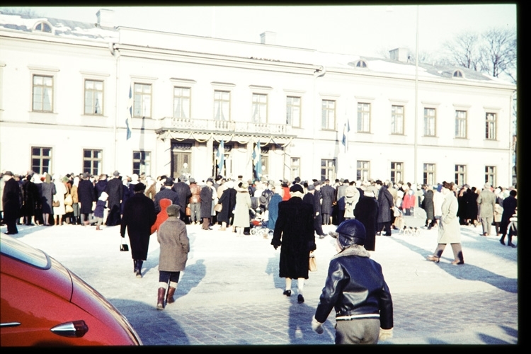 Residenset i Växjö, 1960. Folk har samlats i samband med kungabesök.