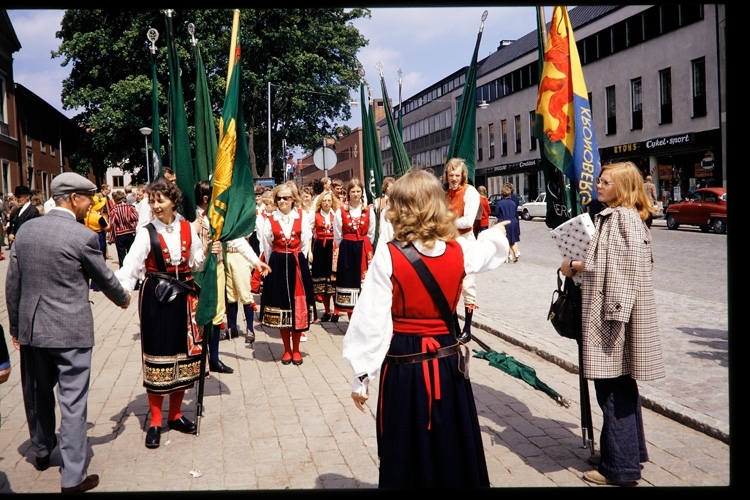 Centerpartiets riksstämma, Växjö 1972. Kronobergs distrikt uppställda på Stortorget vid Kronobergsgatan inför parad.