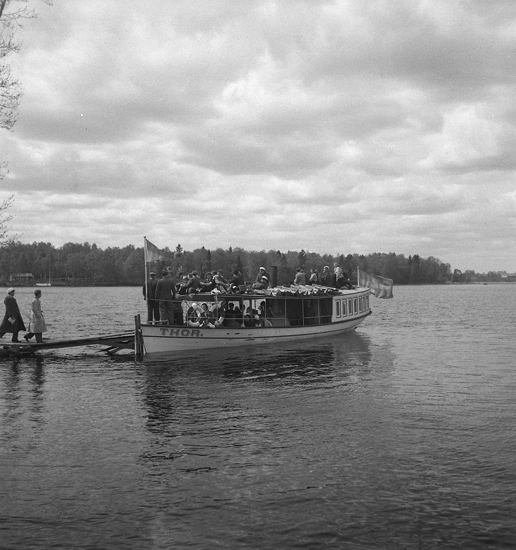 Turister åker med ångbåten "Thor" på Helgasjön.
