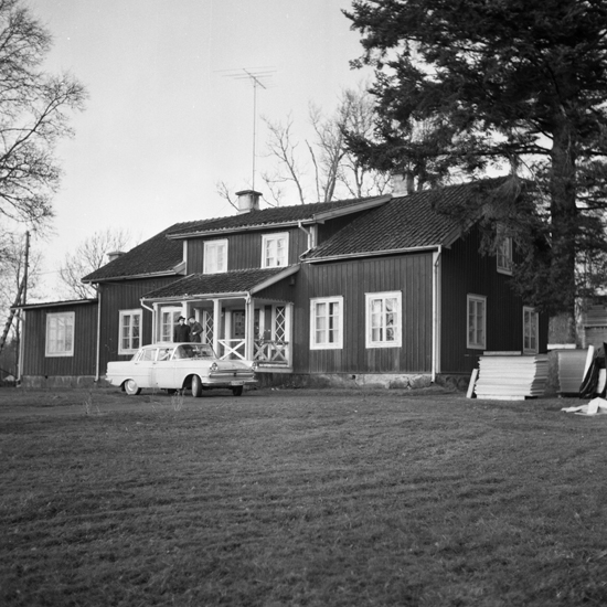 Flygsfors glasbruk (?). Ett bostadshus med en bil framför ...