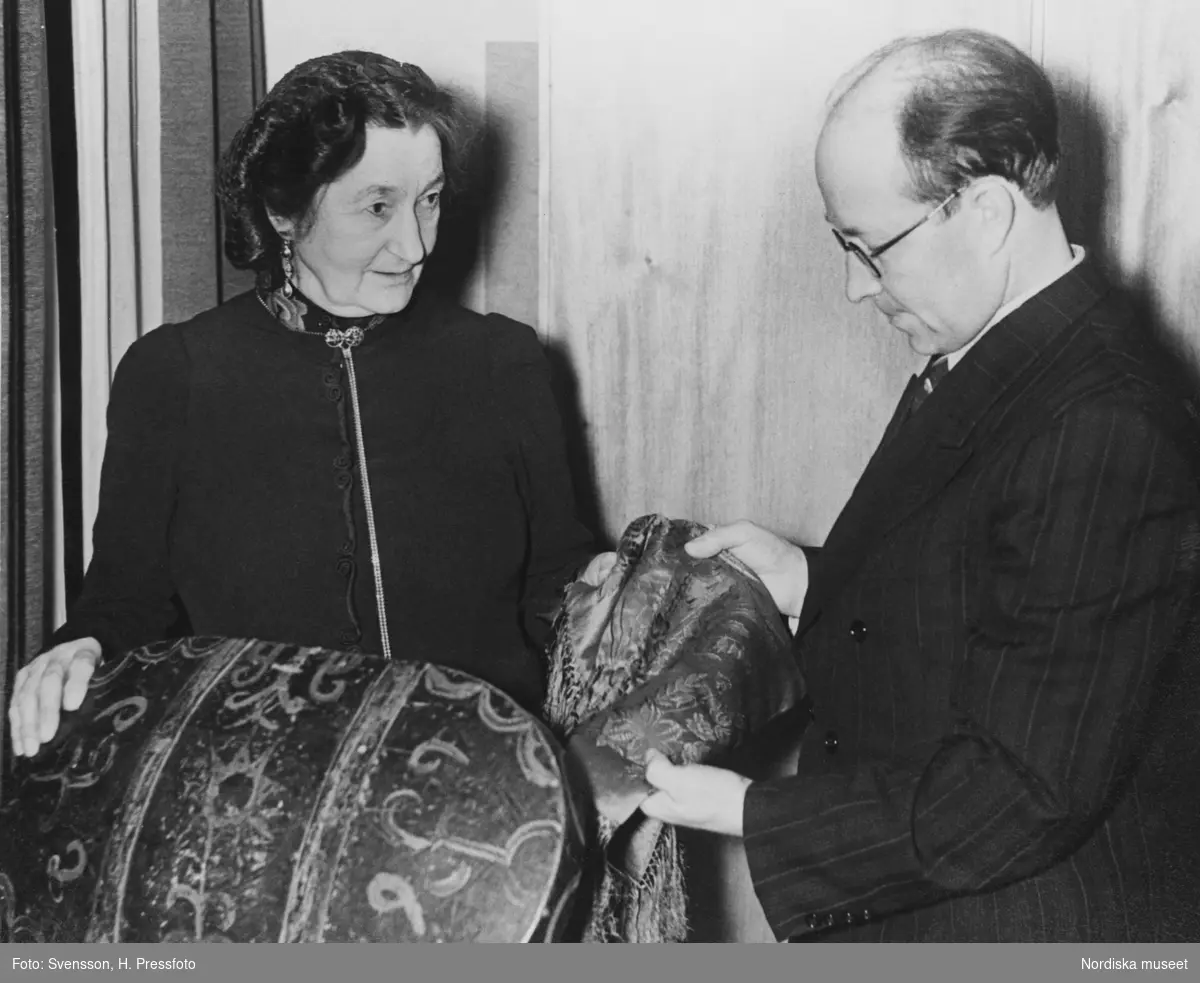 Professorskan Emilie Demant Hatt överlämnar en samling föremål som tillhört Johan Turi som gåva till Nordiska museet i samband med museets Lapplandsafton 4 december 1940.