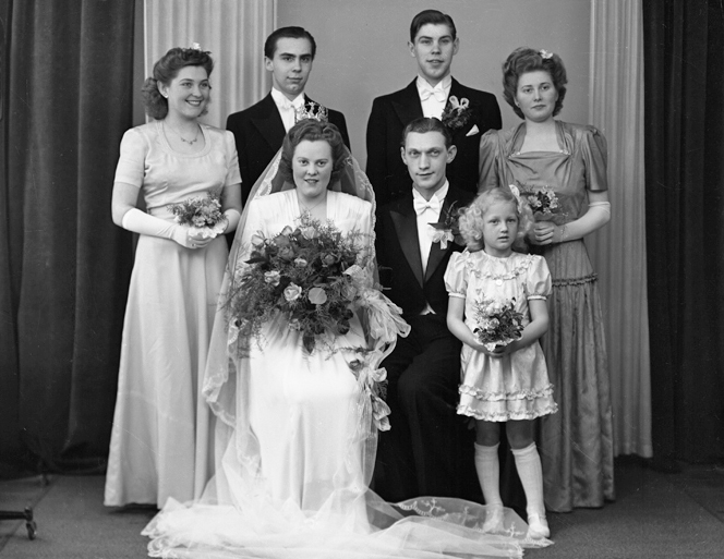 Inga-Britt och Arne Björknert, bröllopsfoto i ateljé, 1947.