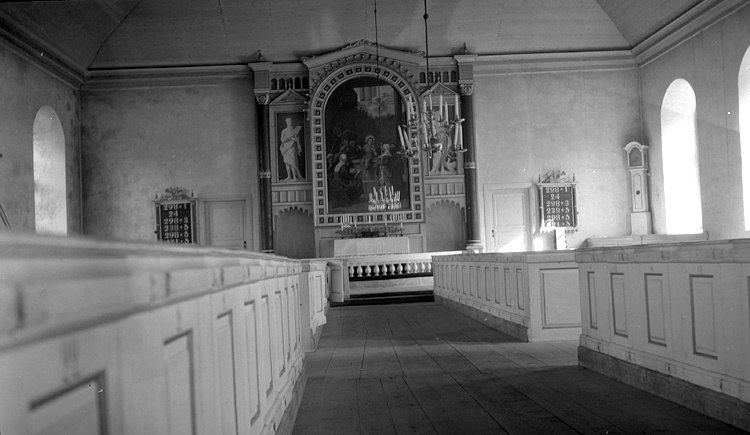 Foto i kyrkan mot altarbordet.