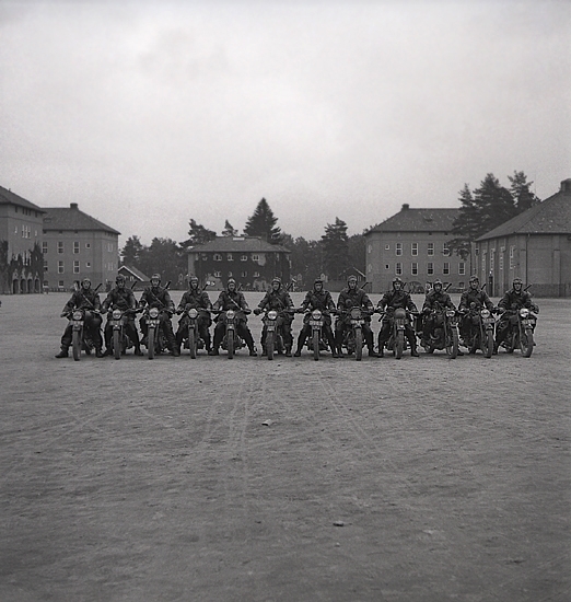 Ett antal män med motorcyklar står redo på kaserngården,
I 11, Växjö.