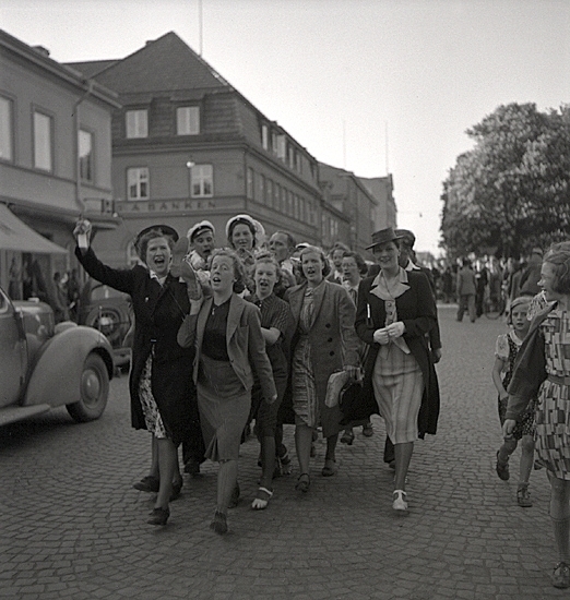 Studenterna, 1939. En kvinnlig student bärs fram på Kungsgatan. I bakgrunden syns dåv. Skånska bankens hus (numera Adenmarks affär).