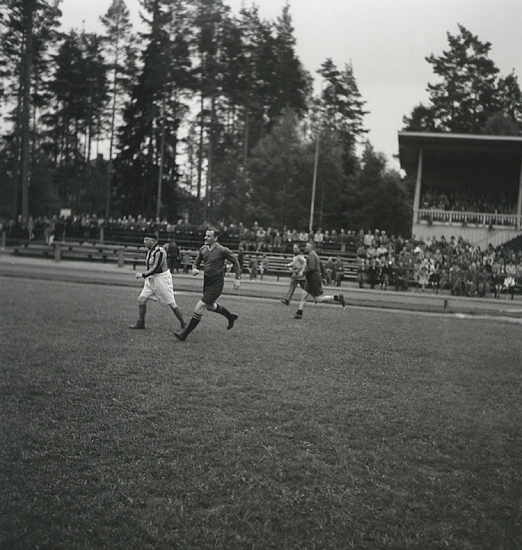 Fotbollen 1944.
Några s.k. oldboys spelar fotboll.