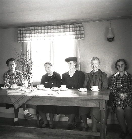 Vårsöndag, 1943. 
Kaffe i Fyllerydsstugan (?). Några kvinnor sitter och dricker kaffe 
vid några enkla bord.