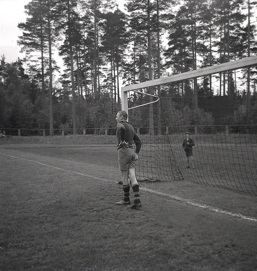 Fotbollsmatch på Värendsvallen, 16/6 1942. Stilstudie av ena målvakten.
