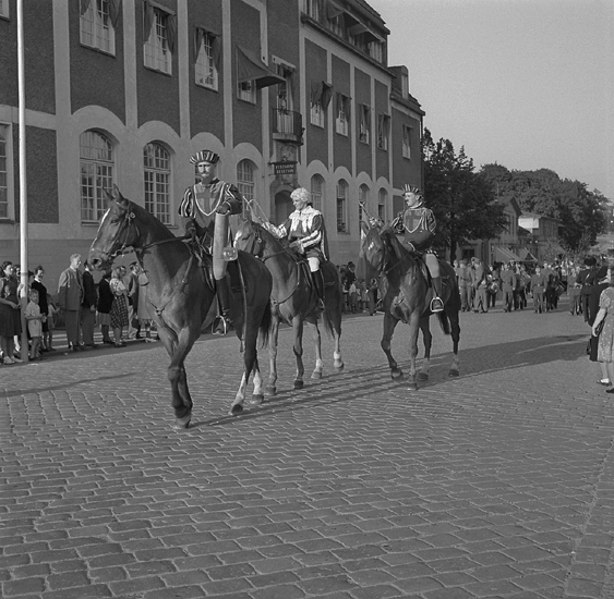 Barnens Dag, 31/5 1946.
Härolder till häst på Storgatan, vid dåv. Post- och Riksbanskhuset.