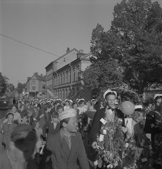 Studenterna tredje dagen, 1951.
Studenterna på marsch längs Stortorget mot Stortorget.  I bakgrunden 
skymtar Strykjärnet m.m.