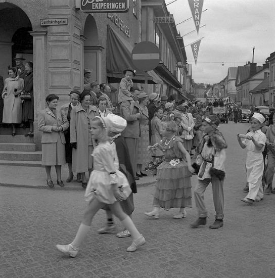 Barnens Dag, 22/5 1952. 
Kortegen. Ett antal utklädda barn tågar fram på Sandgärdsgatan, i korsningen mot Klostergatan.