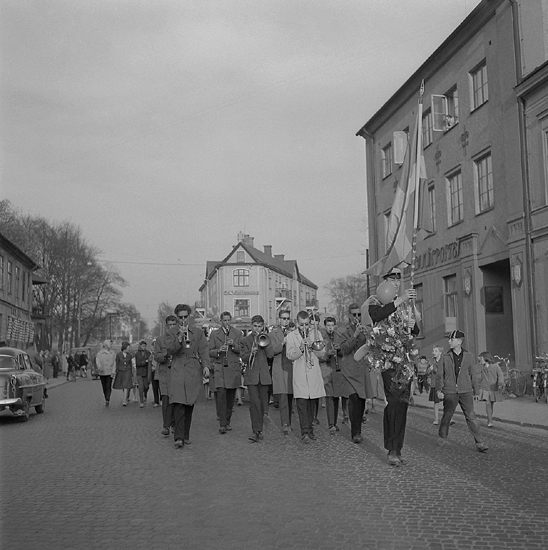Studenterna fjärde dagen, 1959. 
Studenterna m.fl. tågar längs Storgatan mot Stortorget. I bakgrunden syns
bl a Strykjärnet.