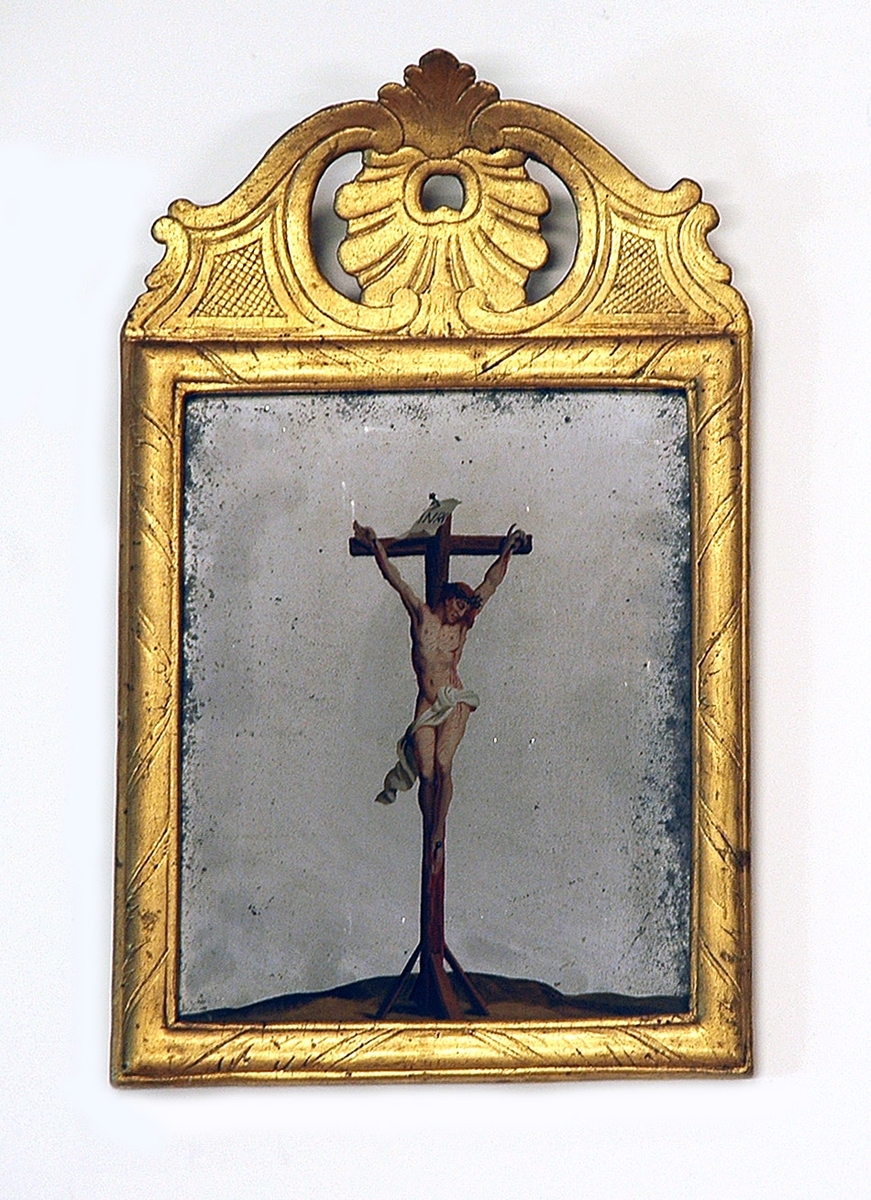 Spegel, rokoko, förgylld ram, på krönet rokokoornament. På glaset målad Kristus på korset.