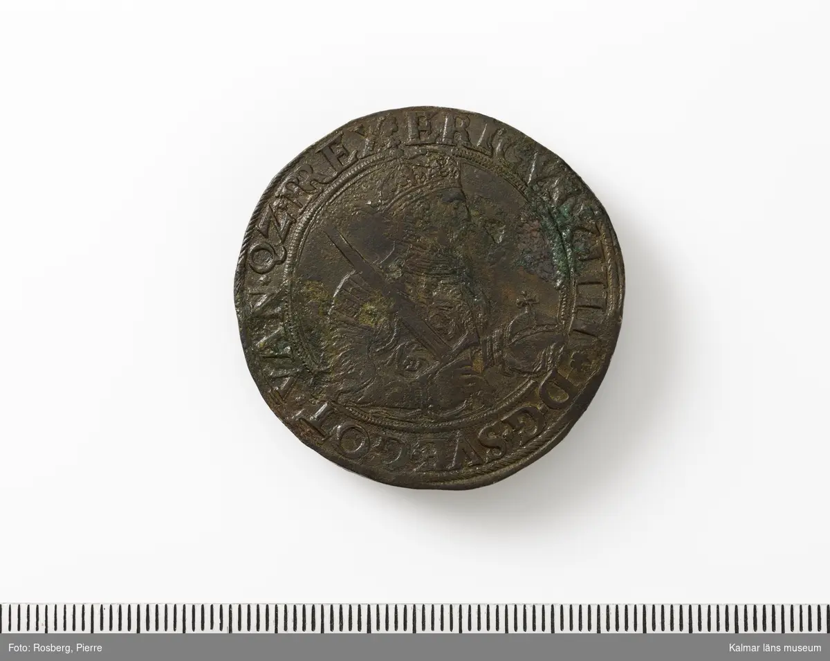 KLM 45328:2 Mynt, av silver. En daler 1563. Erik XIV. På åtsidan kungens bild, på frånsidan stora riksvapnet.