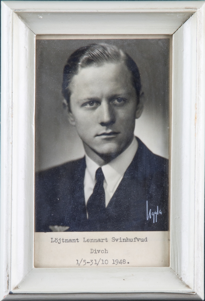 Porträttfotografi av löjtnant Lennart Svinhufvud, divisionschef på Kalmar flygflottilj, F 12, 1948.