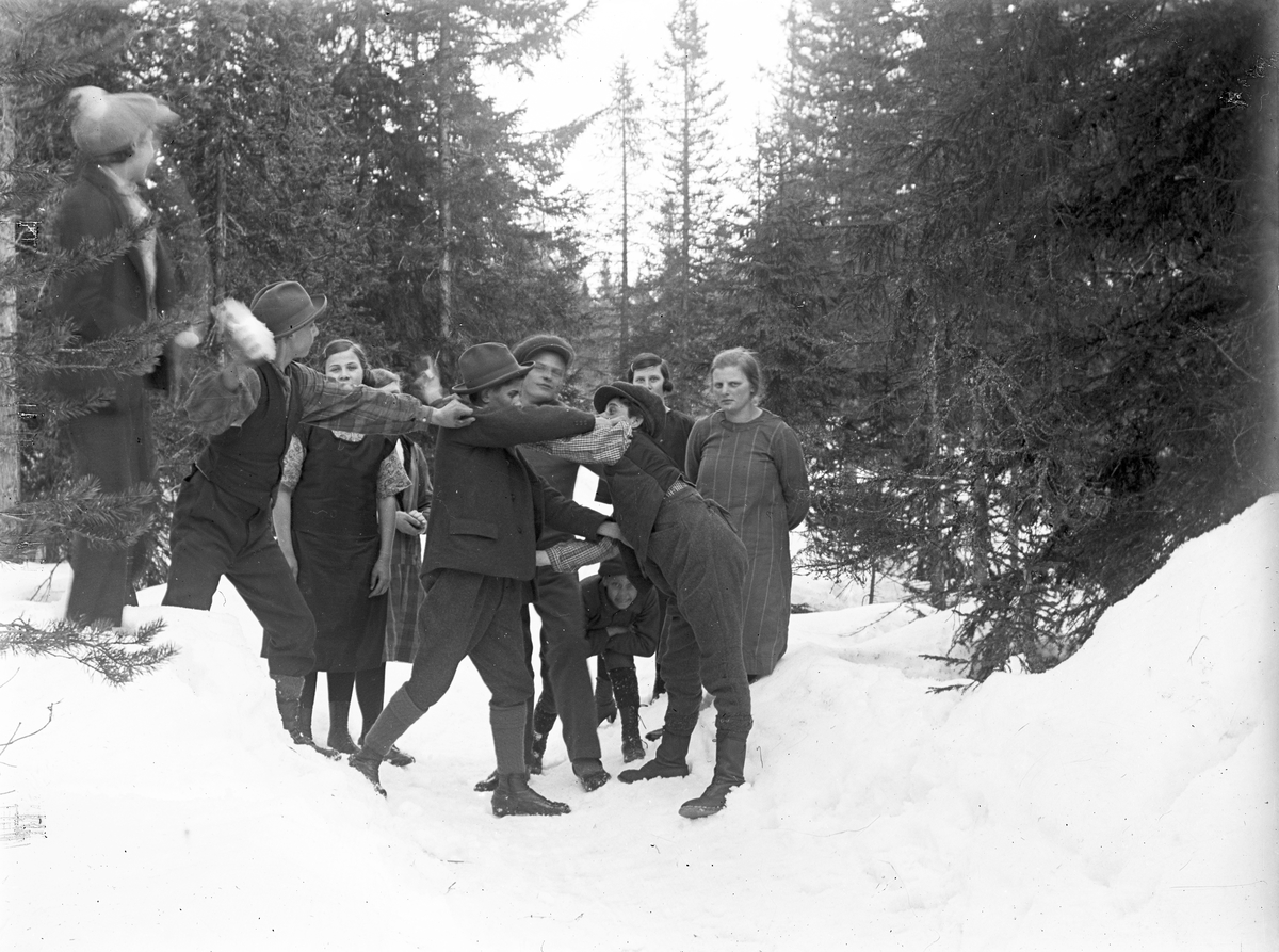 Lite snöbollskrig bland ungdomarna. Hilma Andersson gift Agersen står långt till höger. Fotot är taget i Jansbo