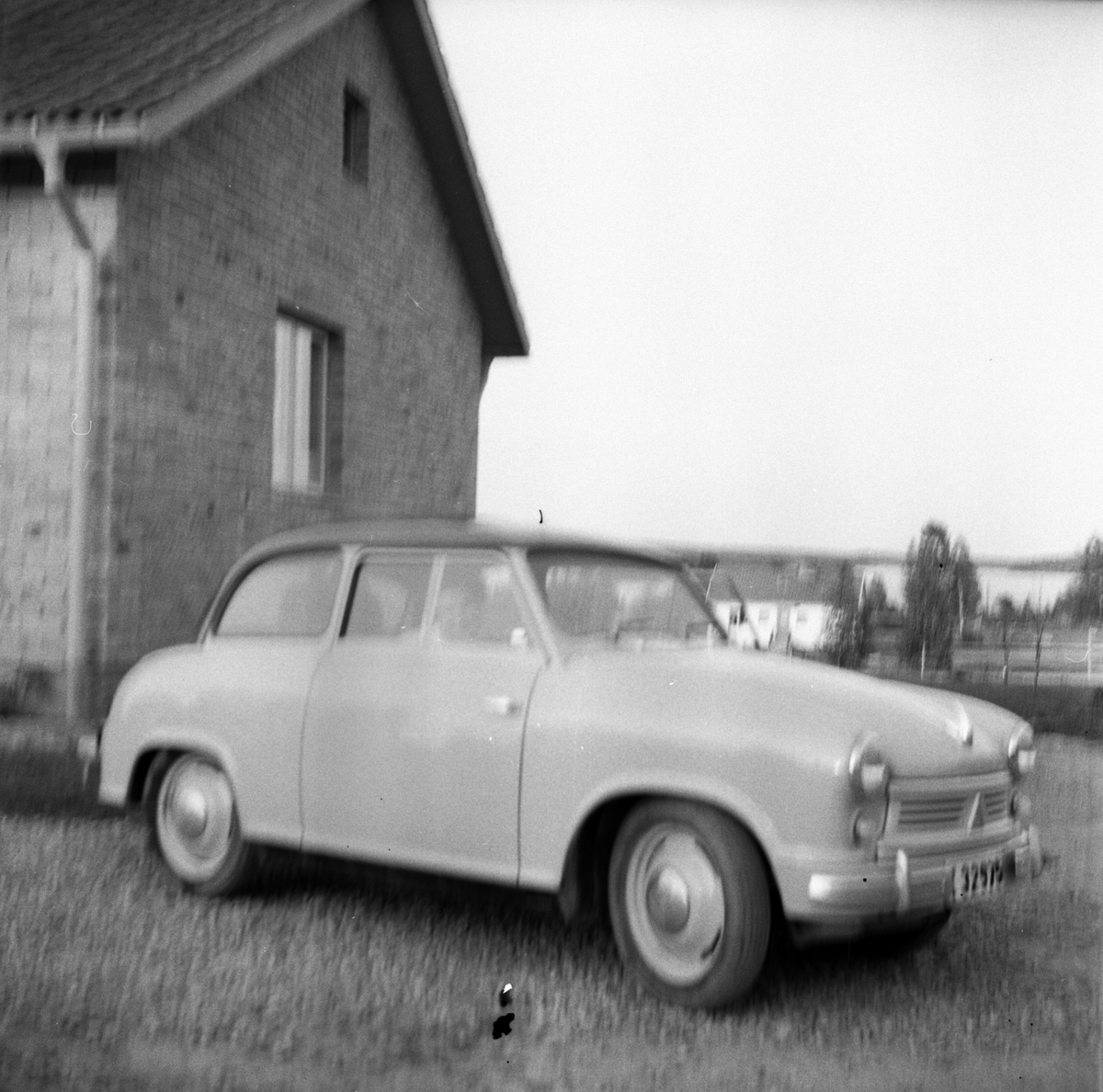 Bil vid bostadshuset. En Lloyd 600 alt Alexander 3 resp.4 växlad mitten-slutet av 1950 talet.