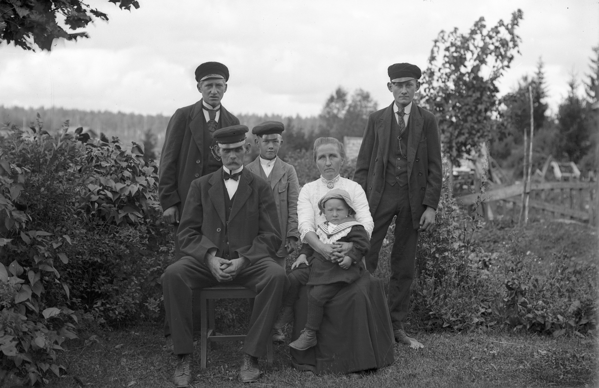 Familjen Manne och Kristina Torsling, den lilla Evert i knät. Från vänster stående sönerna Viktor, Erik och Edvin.