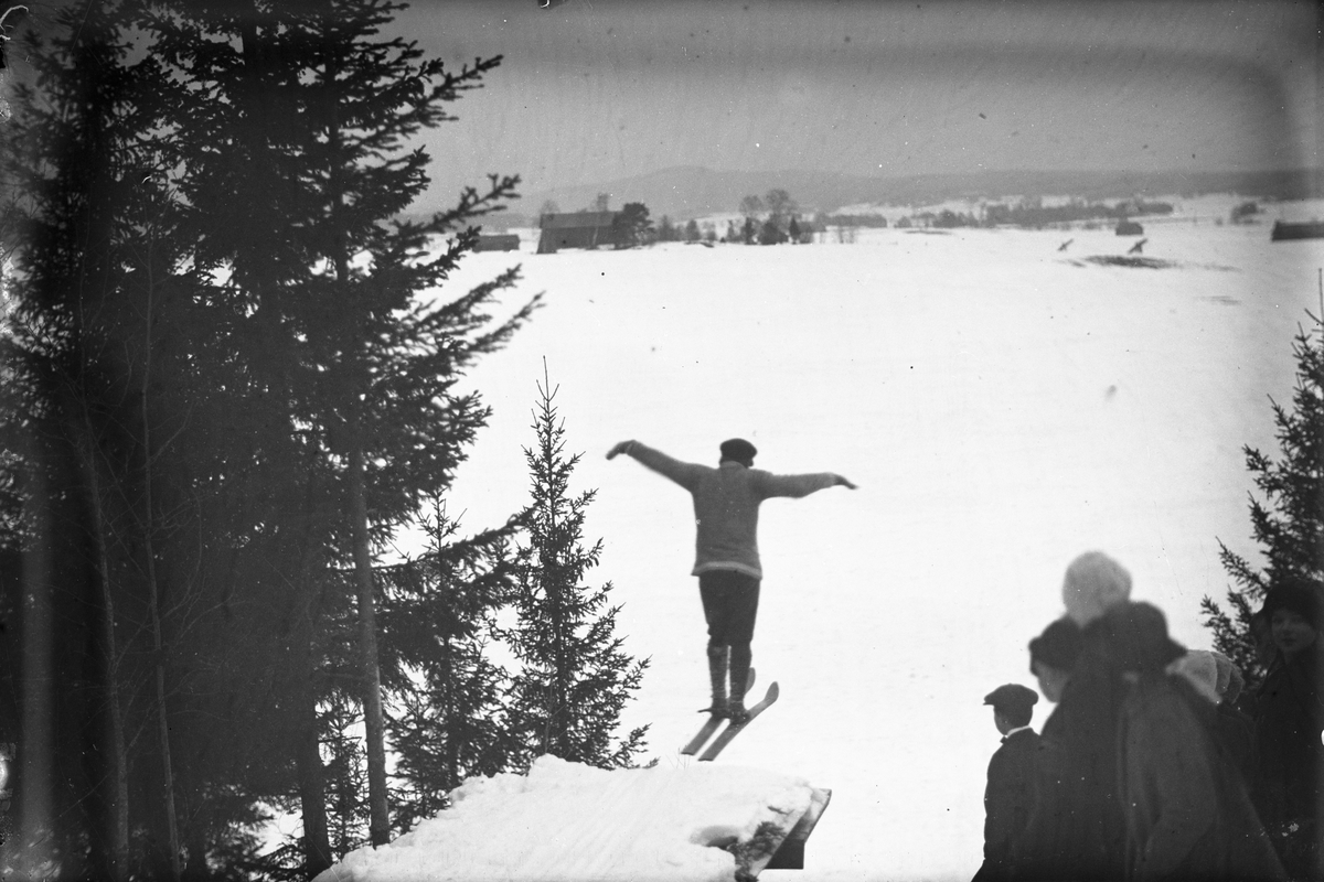 Hoppbacken i Bergströmshagen, skidhoppning med Enok Eriksson. Foto omkring 1915.