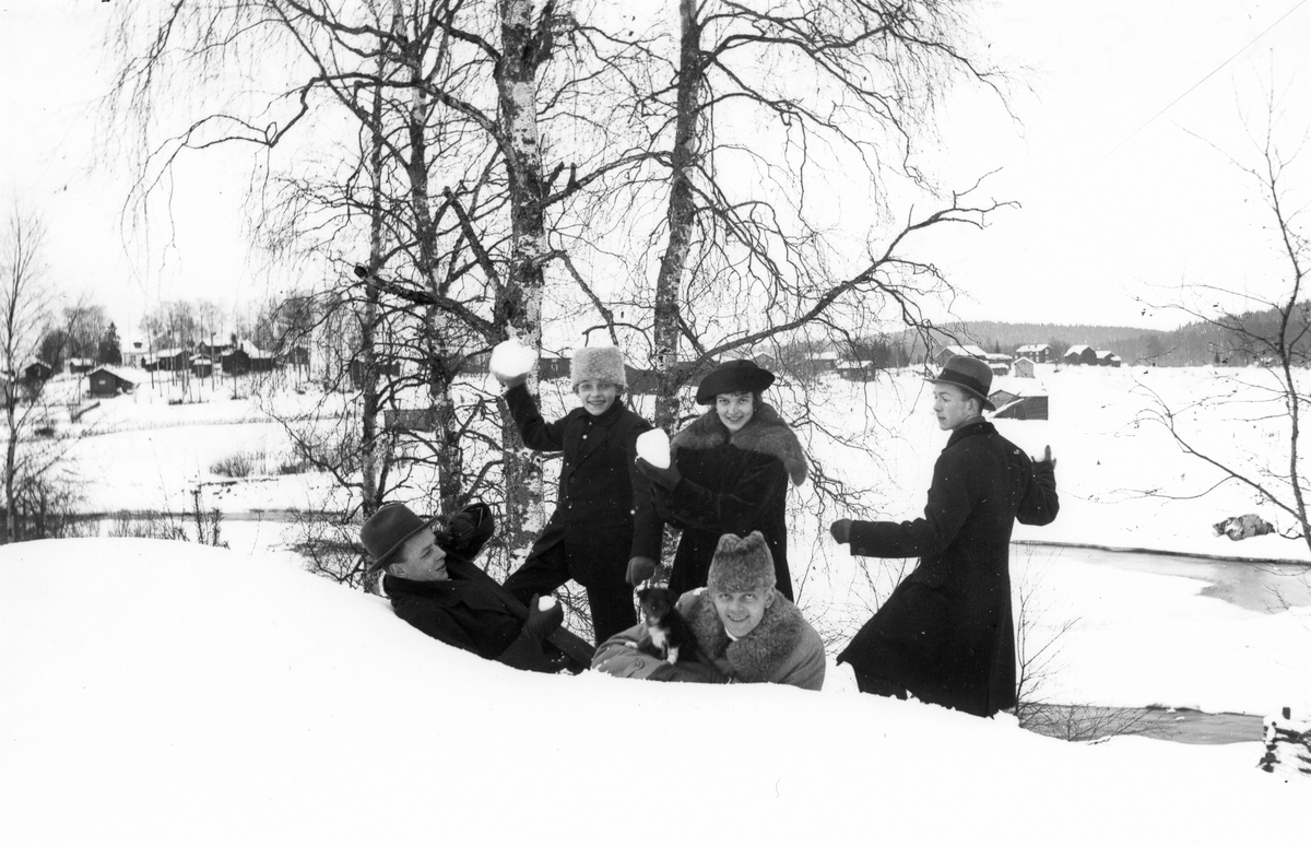 Mjölnare Olssons barn på Skinnar-kullen. Från vänster: Herbert, Ernst, Vivi, Olle och Viktor.