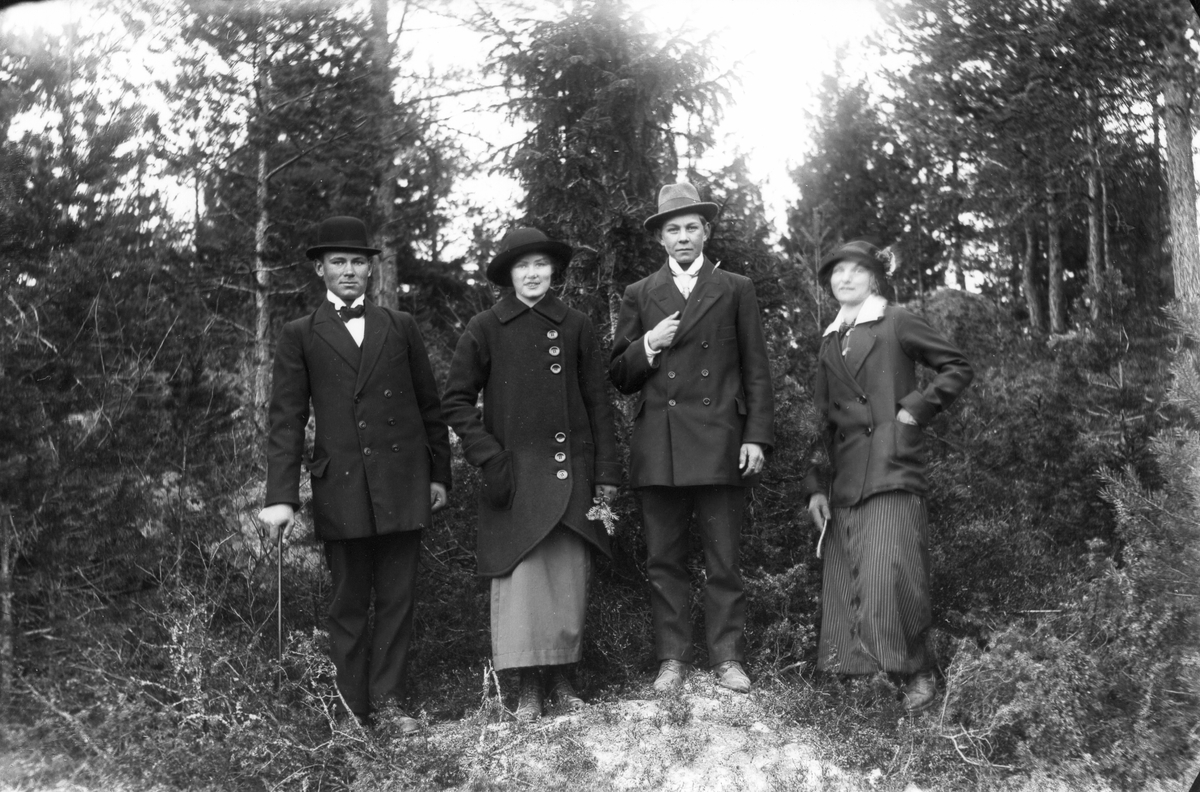 Från vänster: Helmer Olsson, Kattnäs (Lenninge 4:47, 48), född 1896, Elin Hällmér, Seth Johansson (Lenninge 5:31) och Vendla Johansson (Lenninge 5:31).