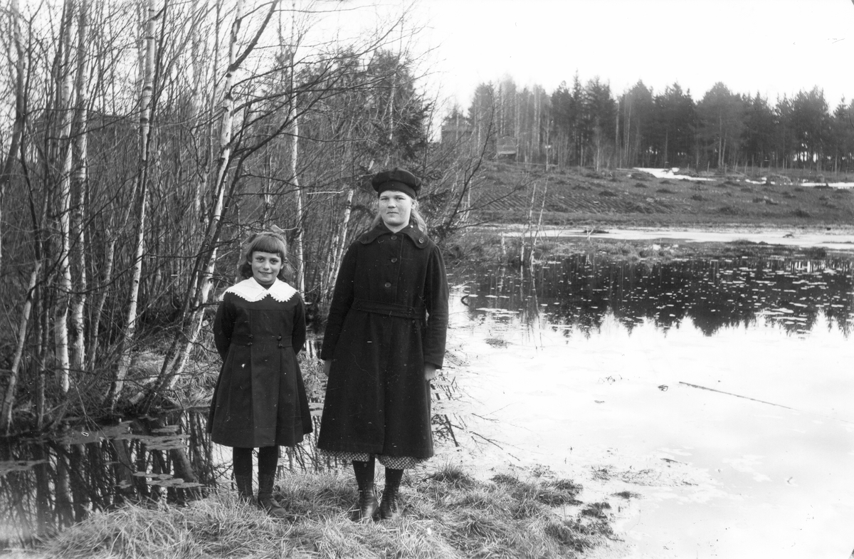 Till vänster skogvaktardottern Bojan Johansson.