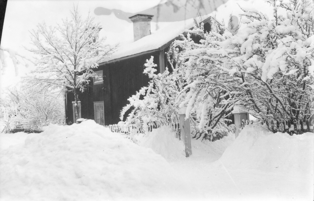 Vinterbild av gården i Målars.