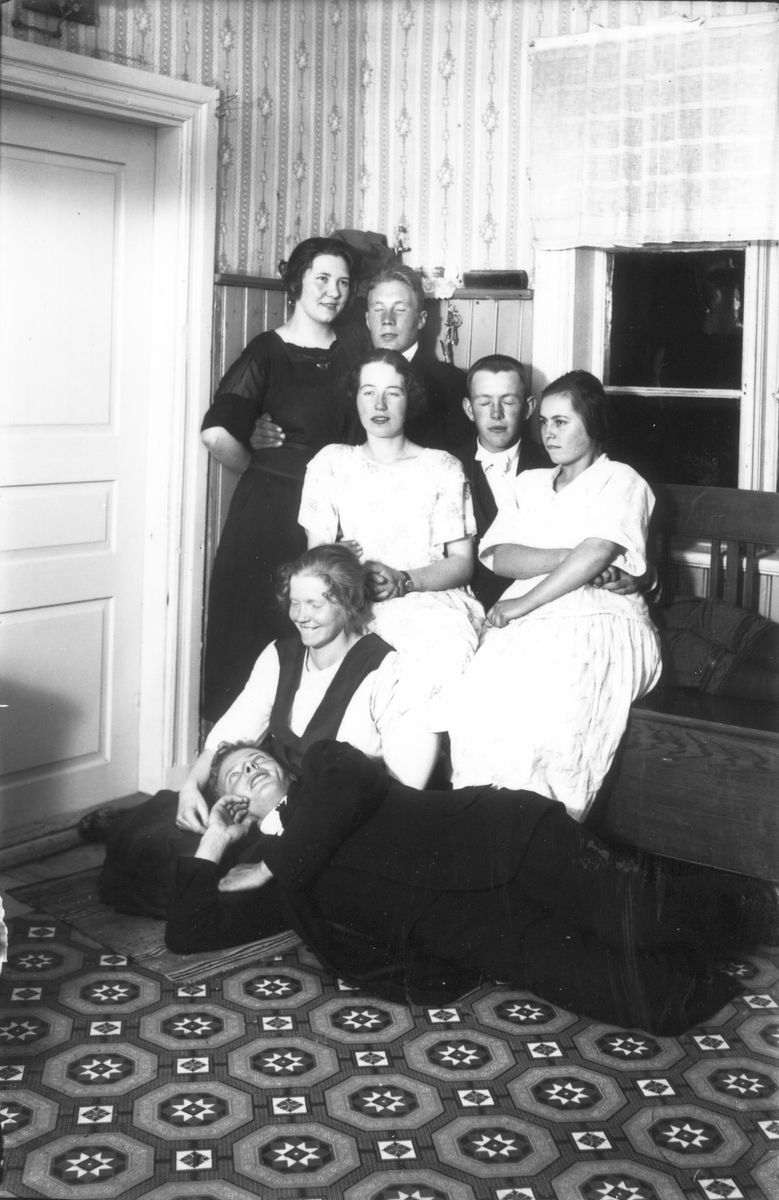 Mannen till höger i bakre raden är Karl Olsson, Lenninge 4:47 (född 1900). Övriga personer okända.
