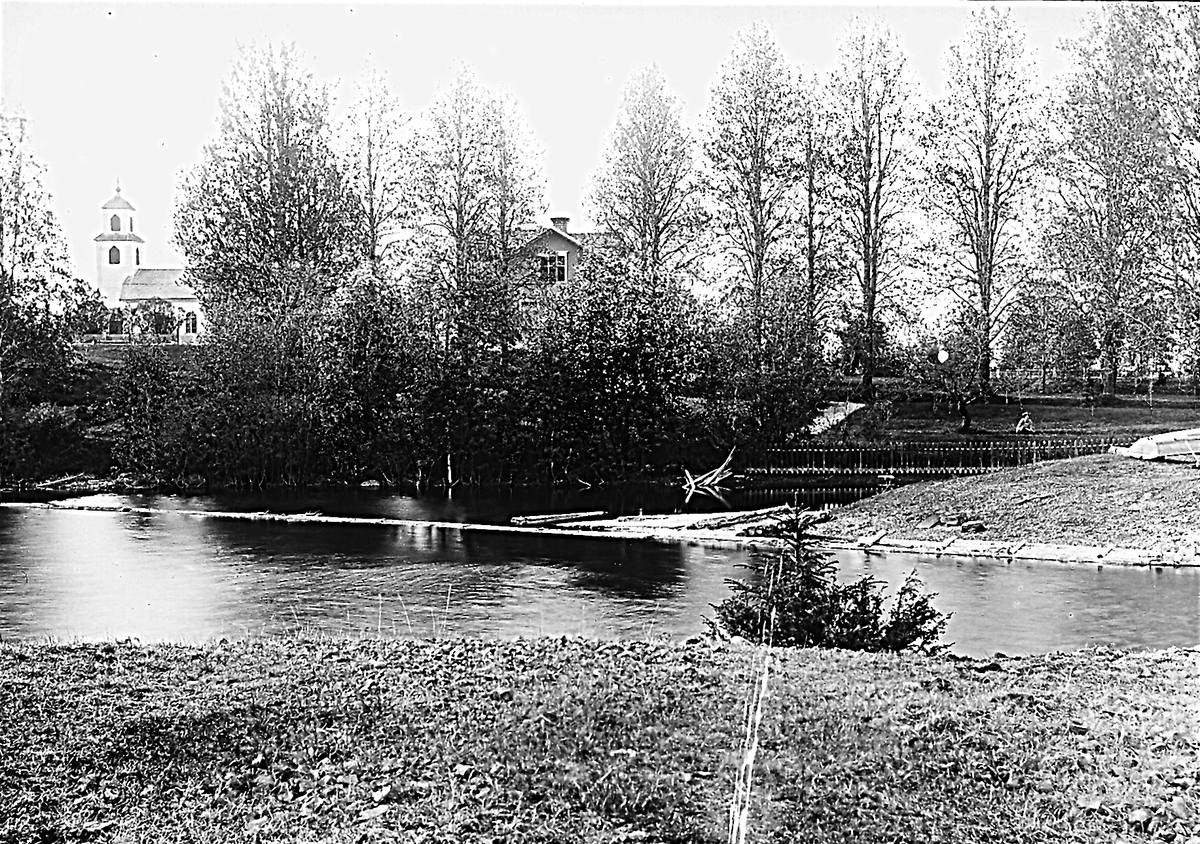 Villa till höger, kapellet till vänster. Foto taget från dammen i Hällbo.