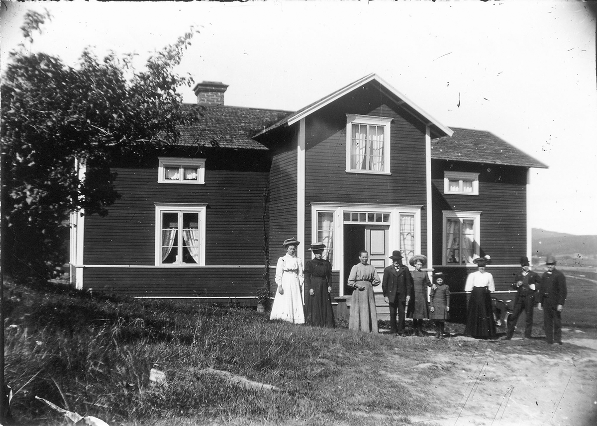 Växbo, gården heter "Sörgårds". Flickorna i mitten är Ester och Elvira, Per Lindbergs döttrar.