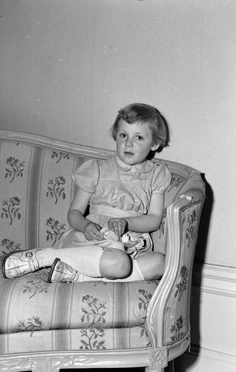Disponent S. Holgersson, Ockelbo. Flicka fotograferad i hemmet hos Marta Ekman, Norra Kungsgatan 11, Gävle. Maj 1951.