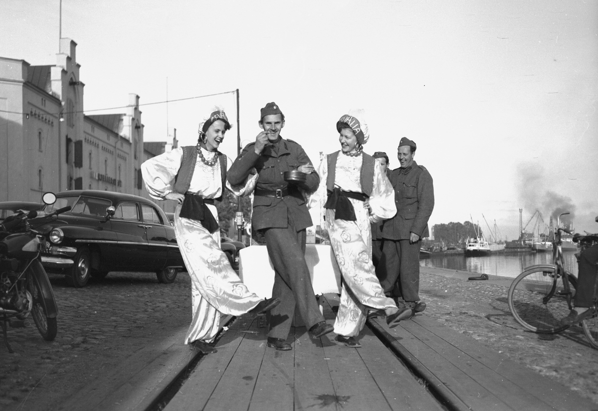 Engwalls bjuder soldater på Gevaliakaffe på svängbron. 30 sepember 1952.