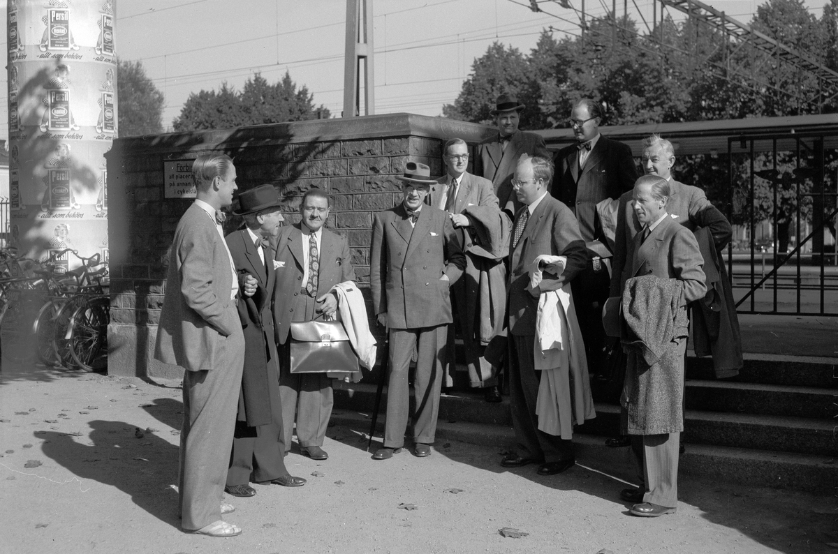 Byggnadsnämnden från Linköping. Den 14 september 1949. Andre mannen från vänster är stadsarkitekten Sven Wranér.
