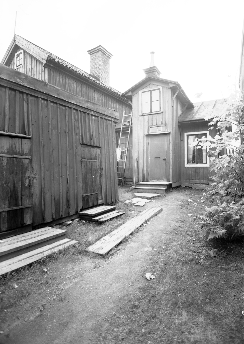 Den 1 oktober 1953. Inne på en av gårdarna i Gävle
