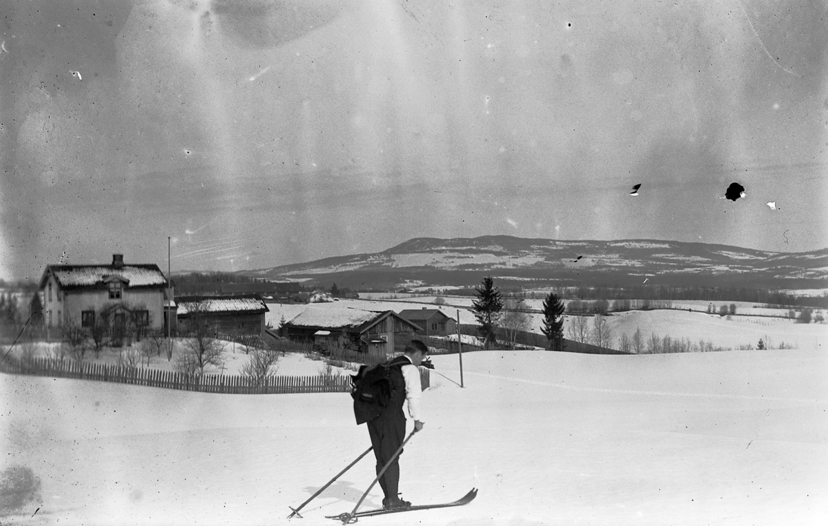 Skiløper, vinterlandskap, ukjent gård, Furnes.