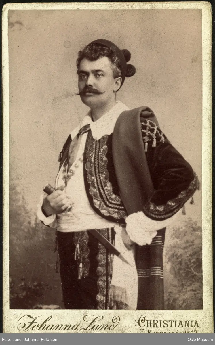 portrett, mann, operasanger, rollebilde, Escamillo i "Carmen", stående knefigur, kostyme