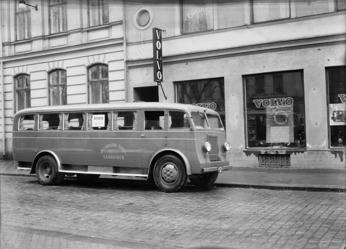 Buss; H.J. Forslund Åkeri Tel: 334 Sandviken
Volvo skyltfönster

