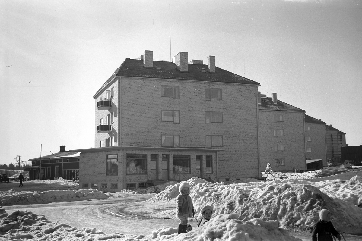 Stadsvy över nybyggda fastigheter på Hillmansgatan, Brynäs. 1948.