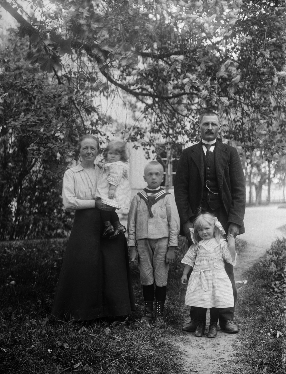 "Leontina och Axel Karlson, Källsta, Brunnsta med 3 barn", Österunda socken, Uppland 1921
