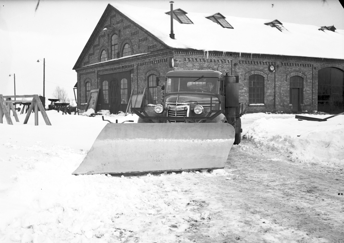 Snöplog och en 1939-1940 Chevrolet lastbil.. 30 mars 1941. Jacob Wennberg Järnaffär.