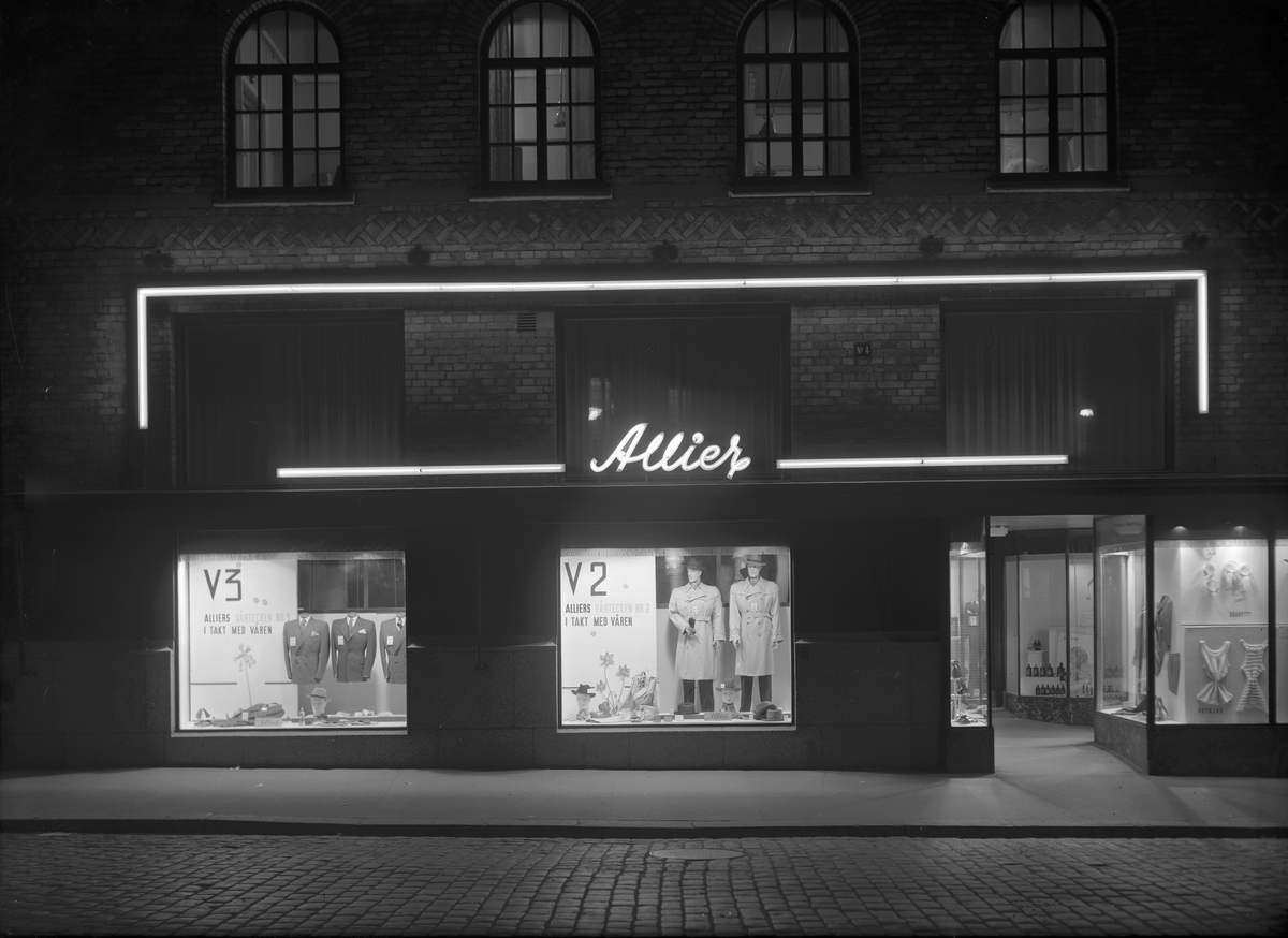 Allier Herrekipering i Centralpalatset på Norra Centralgatan 4, i hörnet av Kyrkogatan, Gävle. Elektrisk reklamskylt från Norrlands Elektriska Byrå. 20 april 1945.