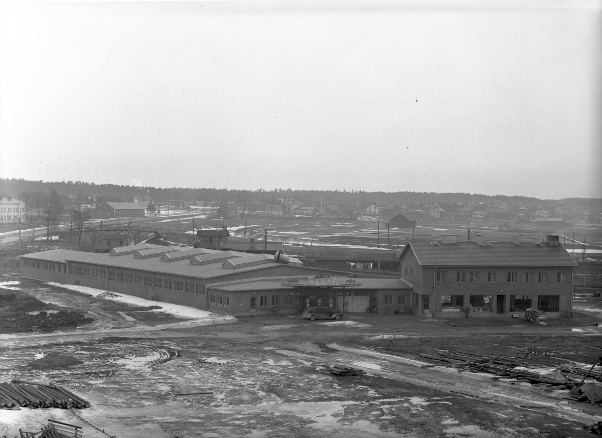 Exteriör av Bil & Traktors verkstad, Norra Rådmansgatan 10, Gävle. Mars 1946. Beställt av direktör C.H. Tollertz.