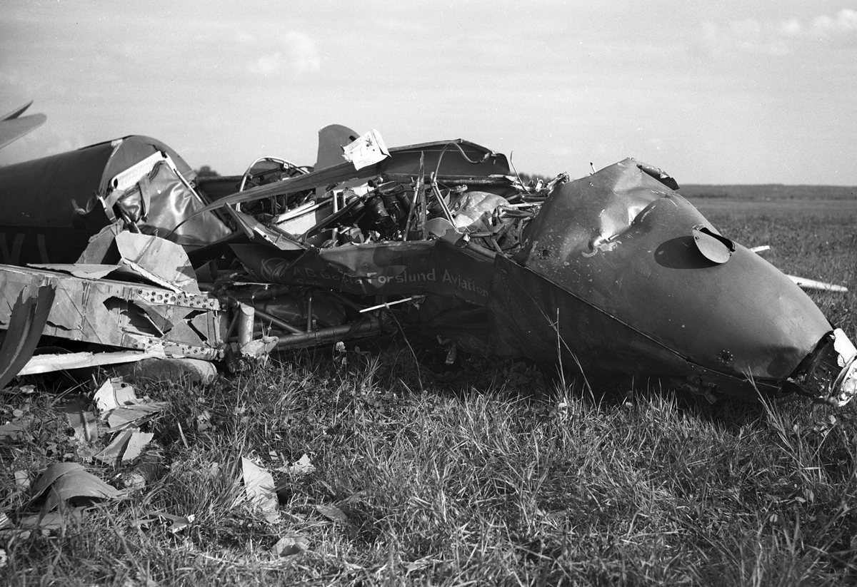 Flygplansolycka vid Avans flygfält. Juli 1947. - Länsmuseet Gävleborg ...