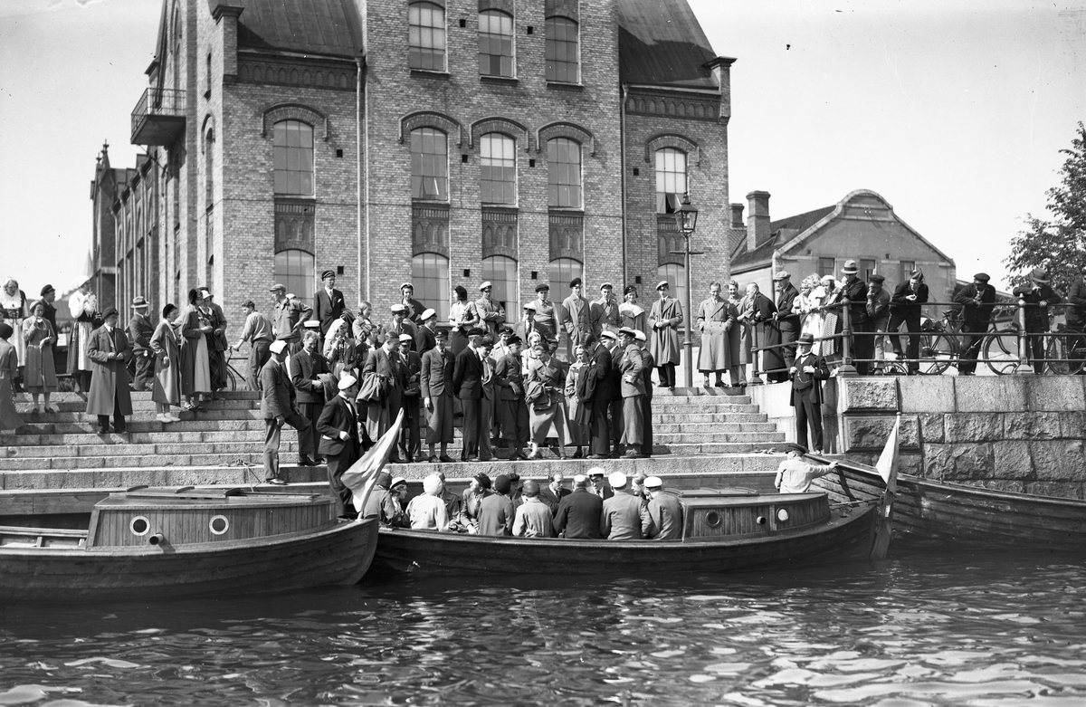 Sjömanskyrkan vid Gavleån. Studenter på båtutflykt
