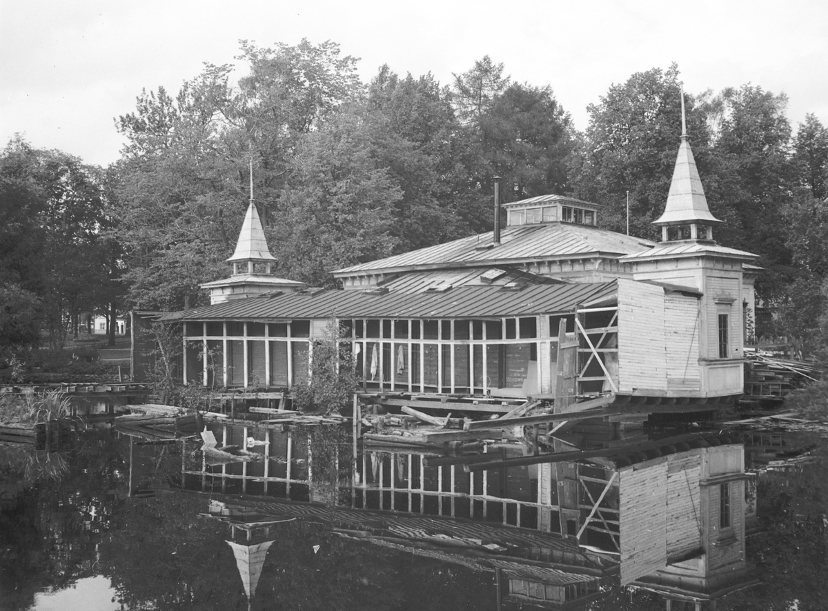 Badhuset i Stadsträdgården (rivning). 1 mars 1943