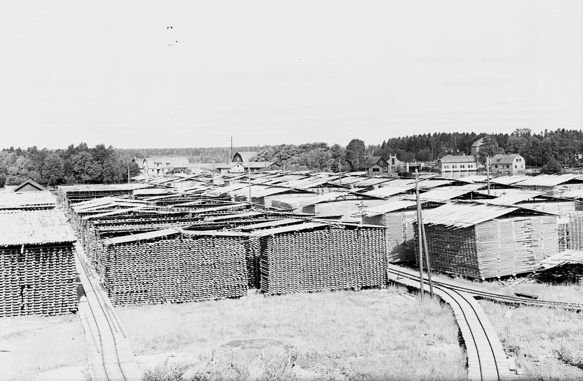 Wirsbo bruk. Orten ligger vid Strömsholms kanal och Kolbäcksåns fall, mellan Åmänningen i norr och Virsbosjön i söder. I bruket fanns en kraftstation, styckebruk för projekttillverkning, manufaktursmedja, mekanisk verkstad, ångsåg med två ramar, kant-, klyv- och stålverk samt en hyvel- och snickerifabrik.