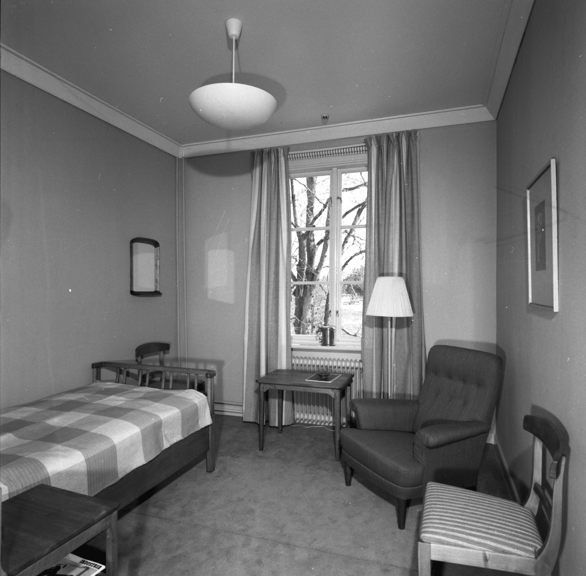 En av sovrummen på Holmsund Herrgård. Korsnäs AB. Den 20 april 1960
