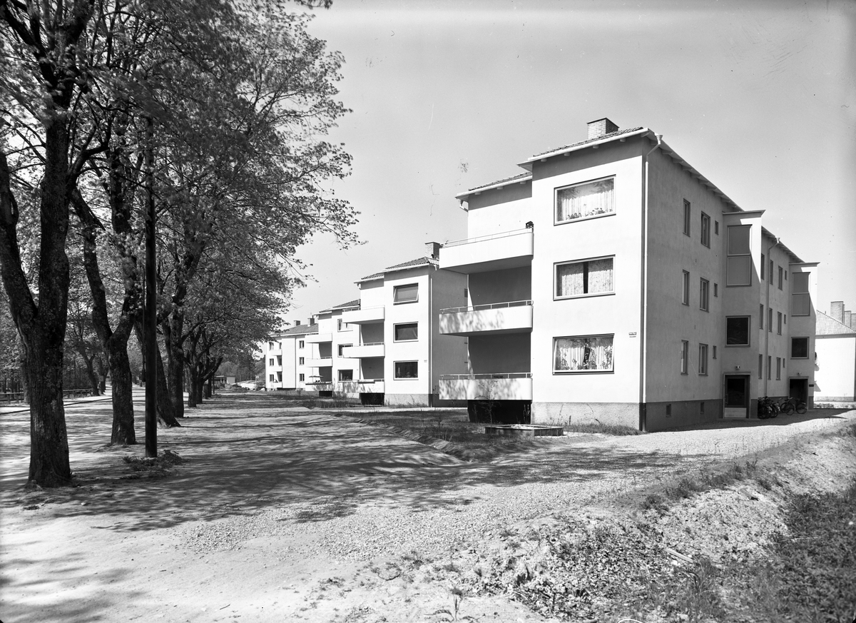 Exteriör av fastigheter på Västra Vägen, Gävle. 1 juni 1946. Järnhandel Jacob Wennberg.